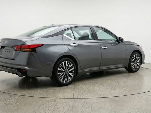 Used 2025 Nissan Altima 2.5 SV image 9
