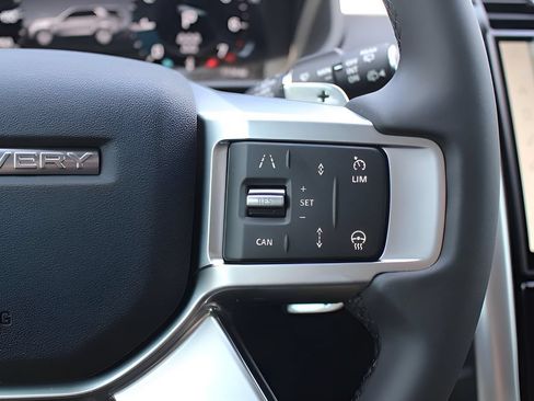 Used 2025 Land Rover Discovery Dynamic SE AWD/4WD image 19