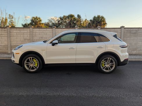 Certified 2022 Porsche Cayenne E-Hybrid image 2