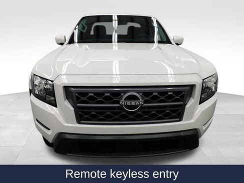 Used 2024 Nissan Frontier SV image 2