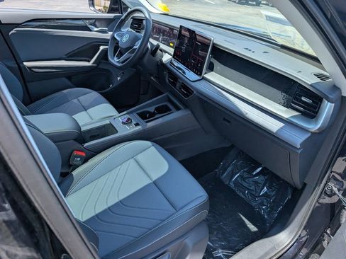 New 2025 Volkswagen Tiguan SE image 21