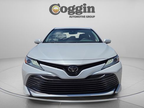 Used 2018 Toyota Camry XLE FWD image 8