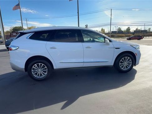 Used 2023 Buick Enclave Essence image 9
