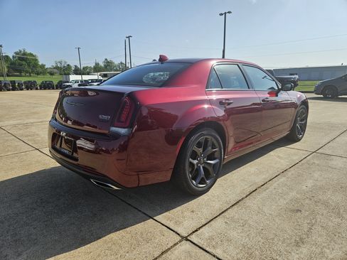 Used 2022 Chrysler 300 Touring w/ Sport Appearance Package image 6