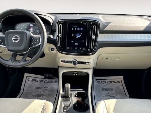 Used 2019 Volvo XC40 T4 Momentum image 11
