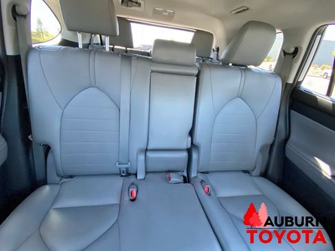 Used 2022 Toyota Highlander XLE AWD/4WD image 26