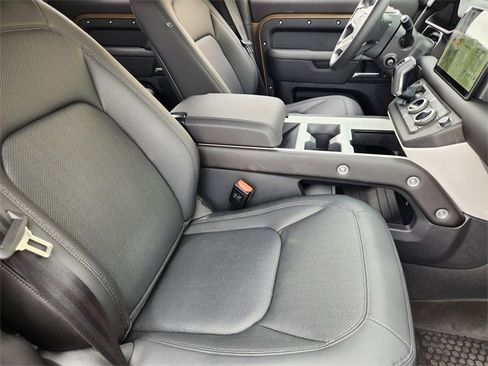 Used 2025 Land Rover Defender 110 X-Dynamic SE image 14