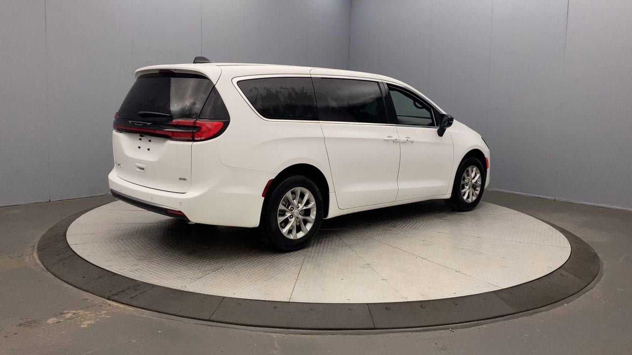 New 2027 Chrysler Pacifica Select w/ Family Tech Group AWD/4WD image 5