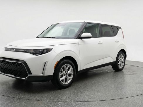 Used 2025 Kia Soul LX w/ LX Technology Package image 3