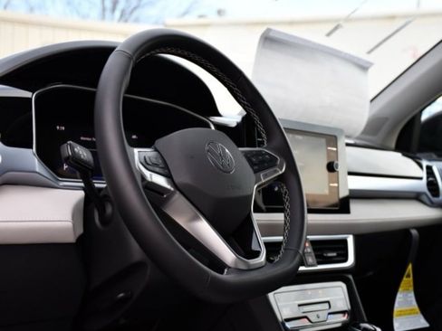 New 2026 Volkswagen Taos SE image 29