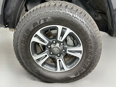Used 2017 Toyota Tacoma TRD Off-Road AWD/4WD image 35