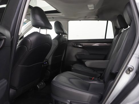 Used 2024 Toyota Highlander Limited AWD/4WD image 19