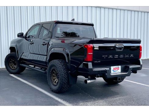 Used 2024 Toyota Tacoma SR5 AWD/4WD image 10