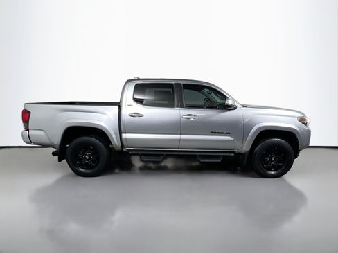 Used 2022 Toyota Tacoma SR5 w/ Technology Package RWD image 3