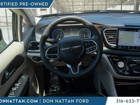 Used 2023 Chrysler Pacifica Limited FWD image 5