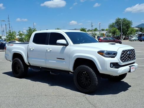 Used 2022 Toyota Tacoma TRD Sport w/ Technology Package AWD/4WD image 2