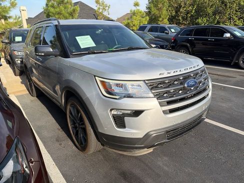 Used 2019 Ford Explorer XLT w/ Equipment Group 202A AWD/4WD image 2