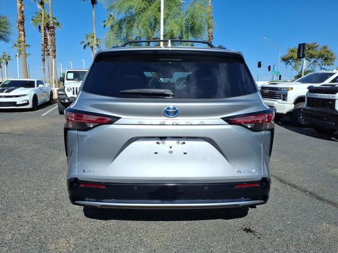 Used 2025 Toyota Sienna Platinum image 6