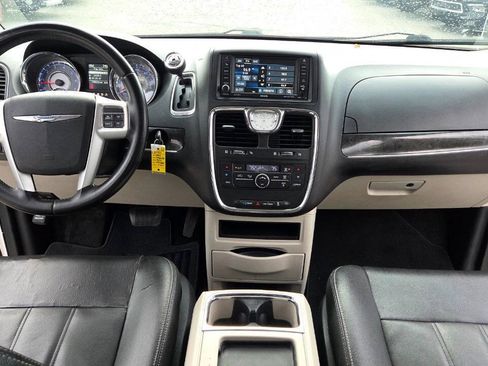 Used 2016 Chrysler Town & Country Touring FWD image 33