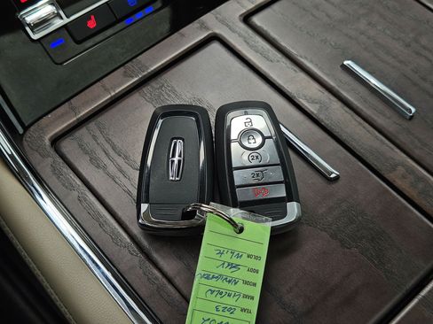 Used 2023 Lincoln Navigator Reserve AWD/4WD image 32