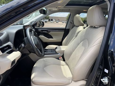 Used 2024 Toyota Highlander Platinum FWD image 26