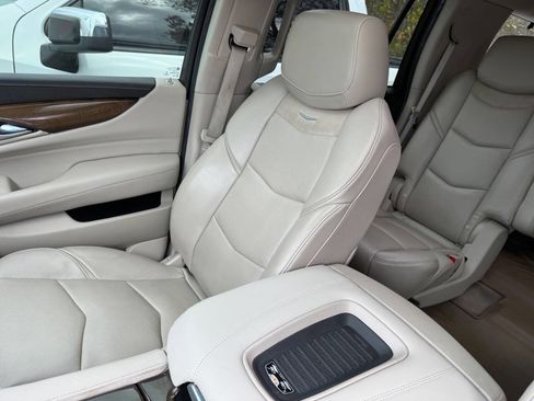 Used 2018 Cadillac Escalade Luxury image 8