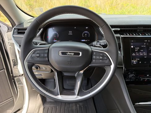 Used 2023 Jeep Grand Cherokee Laredo AWD/4WD image 23