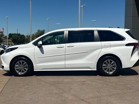 Certified 2024 Toyota Sienna LE AWD/4WD image 8