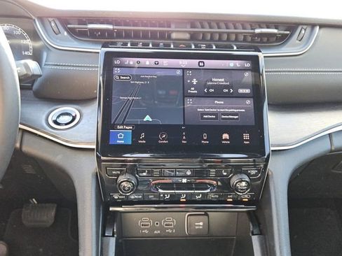 Used 2025 Jeep Grand Cherokee Limited image 17