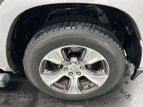 Used 2019 RAM 1500 Laramie AWD/4WD image 8