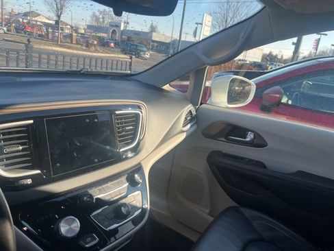Used 2017 Chrysler Pacifica Touring-L image 13