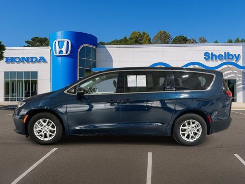Used 2024 Chrysler Pacifica Touring-L image 5