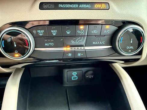 Used 2022 Ford Escape SE w/ SE Sport Appearance Package image 32