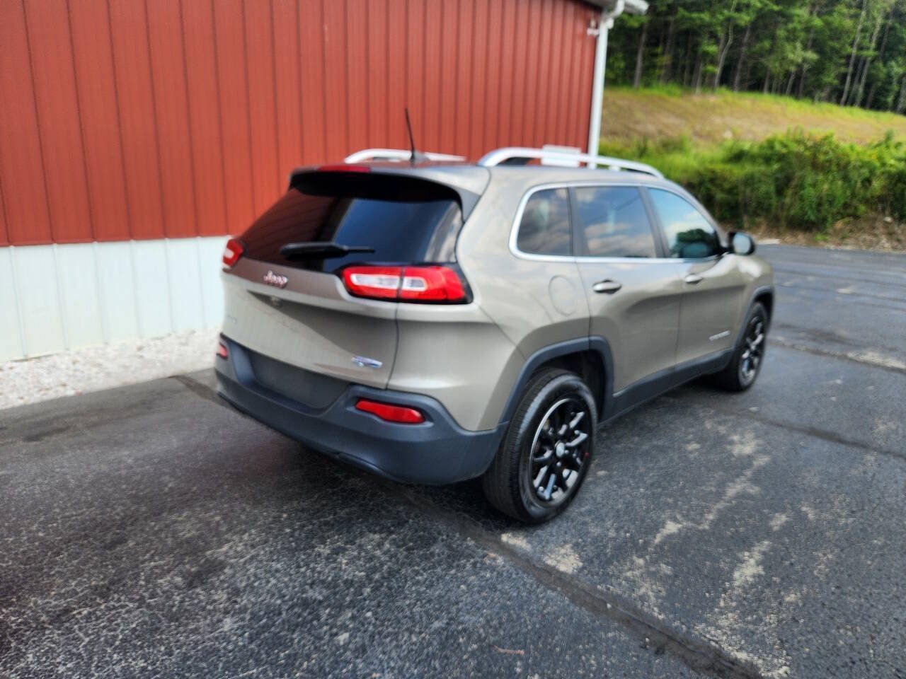 Used 2016 Jeep Cherokee Latitude w/ Cold Weather Group AWD/4WD image 8