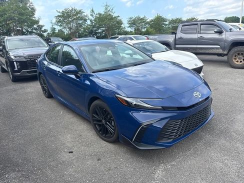 Used 2025 Toyota Camry SE w/ Convenience Package FWD image 3