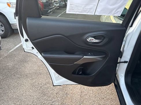 Used 2019 Jeep Cherokee Latitude Plus AWD/4WD image 19