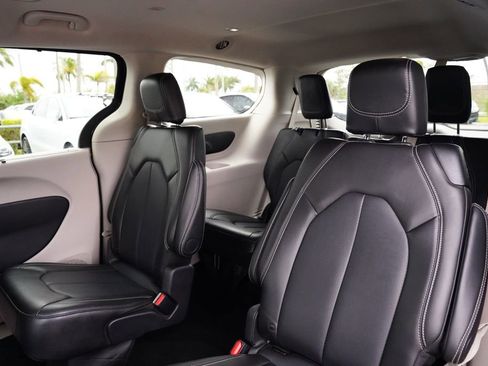 Used 2024 Chrysler Pacifica Touring-L image 25