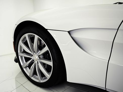 Used 2023 Aston Martin V8 Vantage Coupe RWD image 17