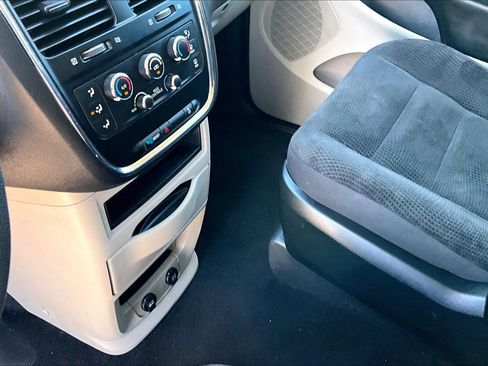 Used 2019 Dodge Grand Caravan SE w/ UConnect Hands-Free Group FWD image 13