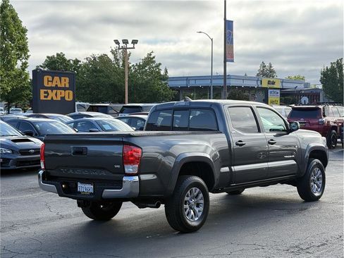 Used 2017 Toyota Tacoma SR5 w/ Tow Package RWD image 6