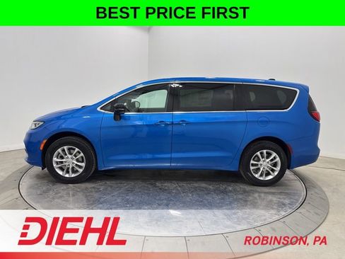 New 2026 Chrysler Pacifica Select AWD/4WD image 4