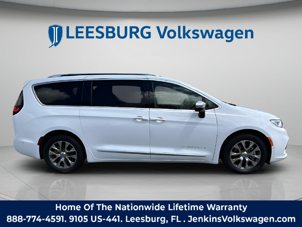 Used 2023 Chrysler Pacifica Pinnacle FWD image 3