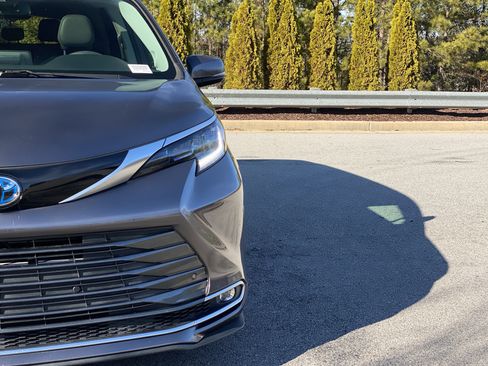 Used 2021 Toyota Sienna Limited image 22