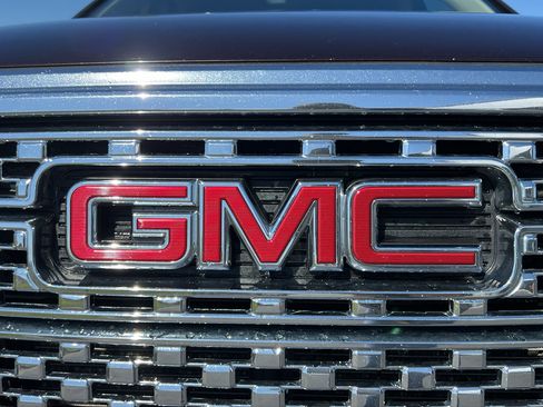 Used 2017 GMC Acadia Denali w/ Technology Package AWD/4WD image 11