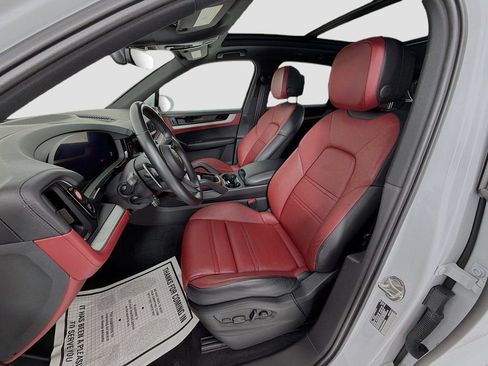 Certified 2024 Porsche Cayenne AWD/4WD image 5