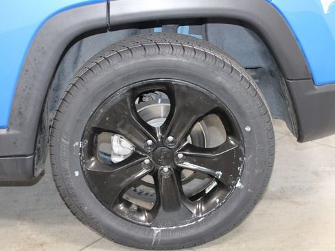 Used 2018 Jeep Compass Latitude FWD image 17