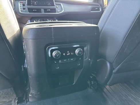 Used 2023 GMC Yukon SLT w/ SLT Luxury Package image 15