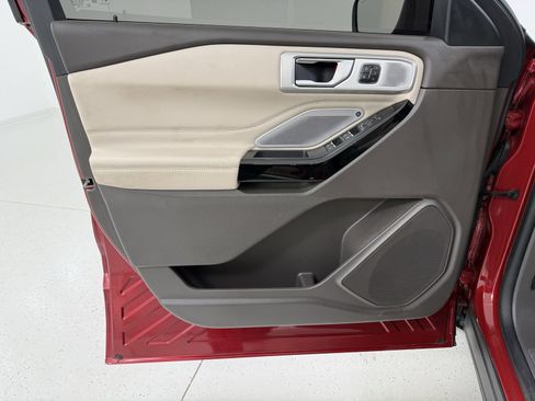 Used 2023 Ford Explorer Platinum w/ Technology Package image 11