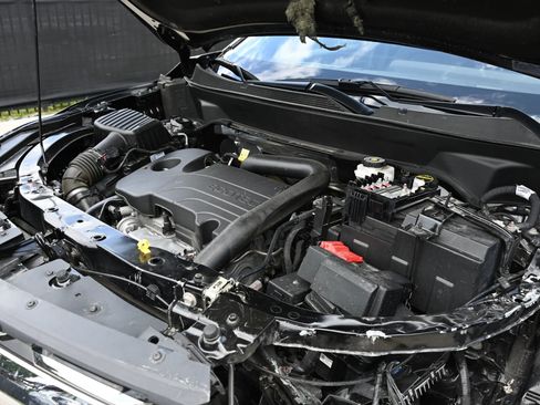 Used 2025 Chevrolet Equinox LT FWD image 16
