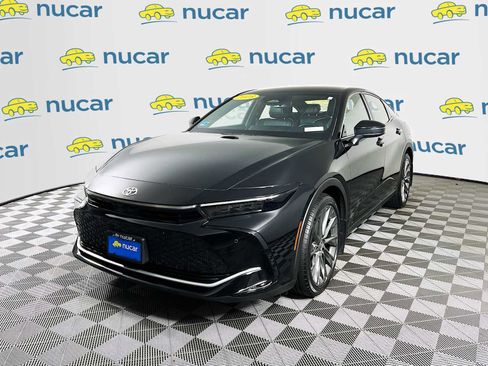 Used 2023 Toyota Crown Limited image 3